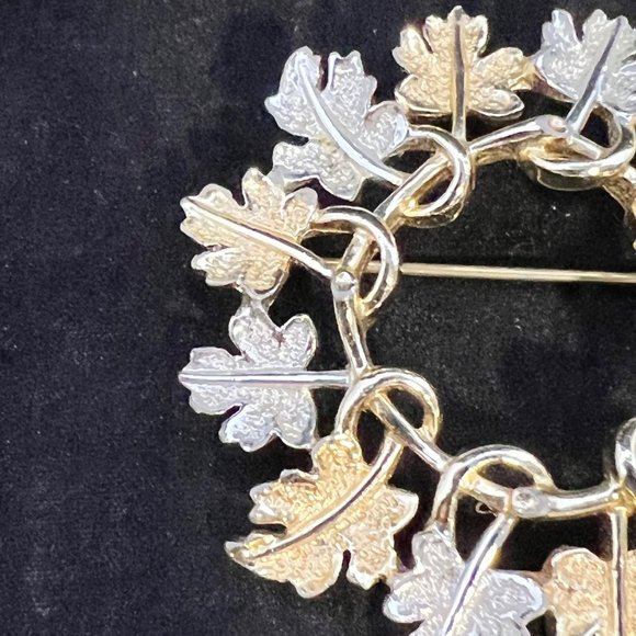 Vintage Sarah Coventry Gold/Silver Tone Wreath of Leaves Brooch (3108) - Picture 2 of 6